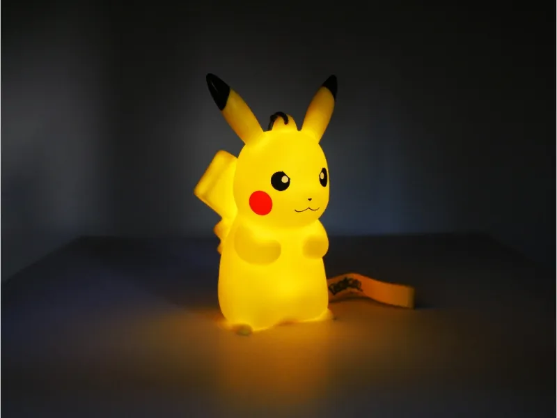 figurine-lumineuse-pikachu-grincheux-avec-dragonne